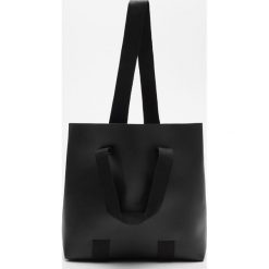 Torebka shopper - Czarny. Czarne torby damskie na zakupy Cropp, bez wzorów, bez dodatków. W wyprzedaży za 49,99 zł.