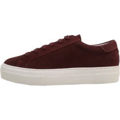 J.LINDEBERG LACE Sneakersy niskie burgundy. Czerwone trampki i tenisówki damskie marki J.LINDEBERG, ze skóry. W wyprzedaży za 367,95 zł.