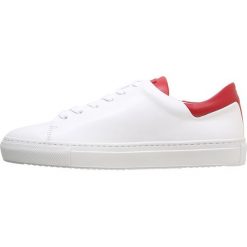 J.LINDEBERG BLOCK ITALIAN Sneakersy niskie racing red. Białe sneakersy męskie marki J.LINDEBERG, bez zapięcia. Za 629,00 zł.
