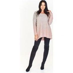 Sweter o oversize'owym kroju różowy. Różowe swetry damskie z poliesteru. Za 91,90 zł.