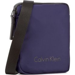 Saszetka CALVIN KLEIN - Blithe Mini Reporter K50K503448 426. Niebieskie torby męskie skórzane marki Calvin Klein, bez wzorów, z materiału, młodzieżowe. W wyprzedaży za 219,00 zł.