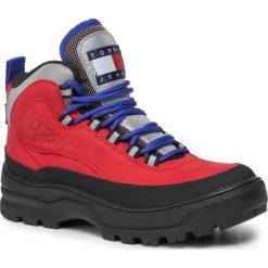 Trapery TOMMY JEANS - Heritage Wmn Expedition Boot EN0EN00632 Tango Red 611. Czerwone trapery damskie Tommy Jeans, z jeansu, bez obcasa, bez zapięcia. W wyprzedaży za 519,00 zł.