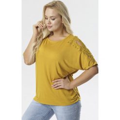 Camelowa Bluzka Nerilia. Brązowe bluzki damskie Born2be, xl, w koronkowe wzory, z jeansu, klasyczne, z okrągłym kołnierzem, z krótkim rękawem. Za 49,99 zł.