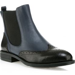 Buty damskie. Czerwone botki damskie Wittchen, ze skóry, eleganckie, bez obcasa, bez zapięcia. W wyprzedaży za 199,90 zł.