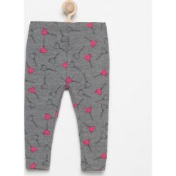 Legginsy dziewczęce: Legginsy z nadrukiem all over – Szary