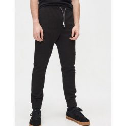 Jeansowe joggery NASA - Czarny. Czarne spodnie męskie Cropp, m, bez wzorów, z jeansu. Za 129,99 zł.