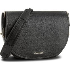Listonoszki damskie: Torebka CALVIN KLEIN BLACK LABEL – Arch Large Saddle Bag K60K603860 001