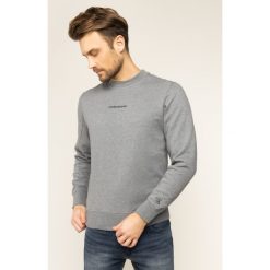 Bluza Calvin Klein Jeans Embroidered Logo Crew Sweat J30J314691. Zielone bluzy męskie Calvin Klein Jeans, m, bez wzorów, z jeansu, bez kołnierzyka, bez rękawów, bez kaptura. W wyprzedaży za 229,00 zł.