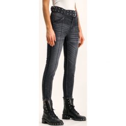 Jeansy Slim Fit The Kooples FJEA19027J. Czarne jeansy damskie The Kooples, bez wzorów, z elastanu. W wyprzedaży za 439,00 zł.