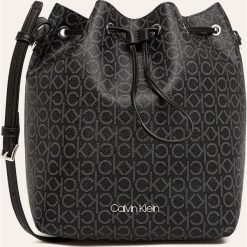 Calvin Klein - Torebka. Czarne torby damskie na zakupy Calvin Klein, w paski, ze skóry ekologicznej, na ramię, bez dodatków. Za 579,90 zł.