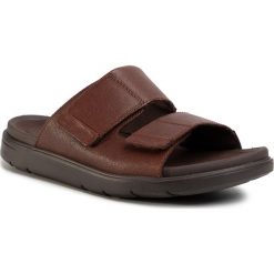 Klapki CLARKS - UnWilmore Part 261486597 Mahogany Leather. Pomarańczowe klapki męskie Clarks, ze skóry, bez zapięcia. Za 429,00 zł.