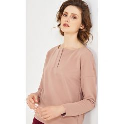 Simple - Bluzka. Różowe bez kategorii marki Simple, z elastanu, casualowe, z dekoltem w łódkę. W wyprzedaży za 239,90 zł.