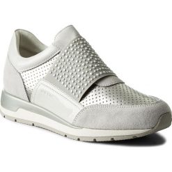 Sneakersy GEOX - D Shahira A D82N1A 022NF C0626 Off White/Silver. Szare półbuty damskie Geox, na co dzień, bez wzorów, z zamszu, bez obcasa, na koturnie, bez zapięcia. W wyprzedaży za 339,00 zł.