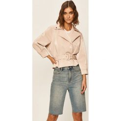 Guess Jeans - Ramoneska. Różowe kurtki damskie Guess Jeans, s, w paski, z poliesteru, krótkie, bez kaptura. Za 699,90 zł.