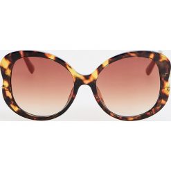 Okulary przeciwsłoneczne w stylu retro - Wielobarwny. Okulary przeciwsłoneczne damskie Mohito, retro. W wyprzedaży za 14,99 zł.