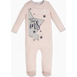 Pajacyk Z Logo Z Przodu. Różowe body niemowlęce Guess Kids, z nadrukiem, z bawełny, z długim rękawem. Za 58,00 zł.