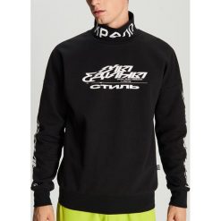 Bluza z golfem kolekcja MGNG x Czarny. Czarne bluzy męskie Cropp, s, bez wzorów, z golfem, bez rękawów, bez kaptura. W wyprzedaży za 49,99 zł.
