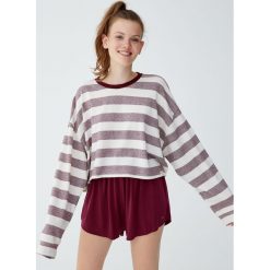 Krótka koszulka w paski. Koszulki damskie Pull&Bear. Za 69,90 zł.