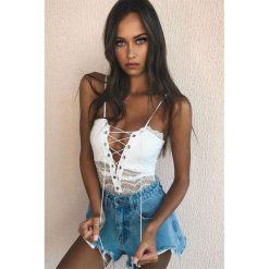 Body AMBRA WHITE. Białe bluzki damskie Body AMBRA WHITE, s, bez wzorów, bez kołnierzyka. W wyprzedaży za 49,00 zł.