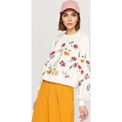 Bluzy damskie: Bluza z wyszywanymi kwiatami – Kremowy