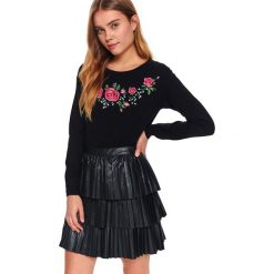Damski dopasowany sweter z aplikacją. Czarne swetry damskie Top Secret, na wiosnę, z aplikacjami, z dzianiny, eleganckie, bez rękawów, długie, bez kaptura. W wyprzedaży za 79,99 zł.