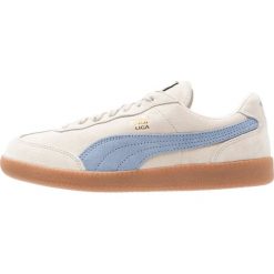 Puma LIGA ZLD Tenisówki i Trampki birch/quarry/gold. Białe tenisówki męskie Puma, z materiału. W wyprzedaży za 233,35 zł.