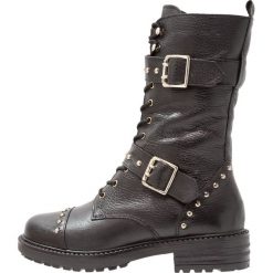 KG by Kurt Geiger STING Kozaki sznurowane black. Czarne kozaki damskie KG by Kurt Geiger, z materiału. W wyprzedaży za 743,20 zł.