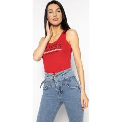 Top Guess W94I02 K1810. Czerwone bluzki damskie Guess, xs, z aplikacjami, z bawełny, polo, bez rękawów. W wyprzedaży za 89,00 zł.