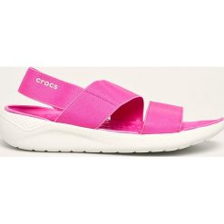 Crocs - Sandały. Różowe klapki damskie Crocs, bez wzorów, z gumy, bez obcasa, na obcasie. Za 199,90 zł.