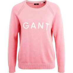 Swetry klasyczne damskie: GANT EMROIDERED CREW Sweter brandy apricot