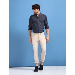 KOSZULA DŁUGI RĘKAW MĘSKA SLIM FIT. Niebieskie koszule męskie Top Secret, na lato, m, bez wzorów, z bawełny, biznesowe, bez kołnierzyka, z długim rękawem. W wyprzedaży za 69,99 zł.