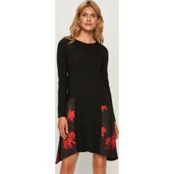 Desigual - Sukienka. Czarne sukienki damskie Desigual, na co dzień, s, z aplikacjami, z elastanu, casualowe, z okrągłym kołnierzem, z długim rękawem, długie, mini, rozkloszowane. W wyprzedaży za 279,90 zł.