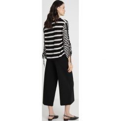 Vince Camuto DRAWSTRING STRIPE Sweter antiq white. Białe swetry damskie Vince Camuto, s, bez wzorów, z bawełny, bez rękawów, bez kaptura. Za 419,00 zł.