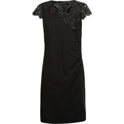 Sukienka bonprix czarny. Czarne sukienki damskie bonprix, bez wzorów, eleganckie, z asymetrycznym kołnierzem, z krótkim rękawem, krótkie, mini, asymetryczne. Za 139,99 zł.