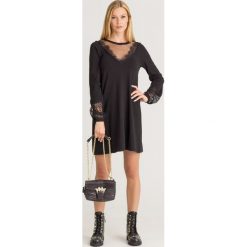 SUKIENKA TWINSET. Czarne sukienki damskie Twinset, na imprezę, s, w koronkowe wzory, z wełny, z okrągłym kołnierzem, bez rękawów. Za 749,00 zł.