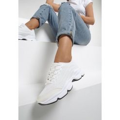 Białe Sneakersy Eidothea. Białe sneakersy damskie Renee. W wyprzedaży za 84,99 zł.