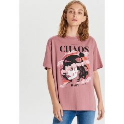 Koszulka We are creators - Różowy. Różowe koszulki damskie Cropp, s, bez wzorów, bez kołnierzyka, bez rękawów. W wyprzedaży za 29,99 zł.