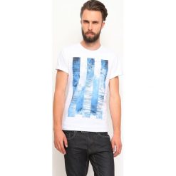 T-shirt krótki rękaw męski z nadrukiem. Białe t-shirty męskie Top Secret, m, z nadrukiem, z bawełny, bez kołnierzyka, krótkie. W wyprzedaży za 19,99 zł.