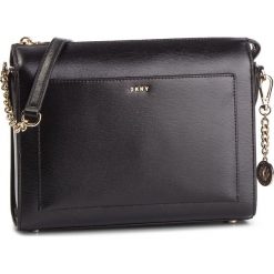 Torebka DKNY - Bryant Med Box Cbody R74E3005 Blk/Gold BGD. Czarne listonoszki damskie DKNY, bez wzorów, ze skóry, bez dodatków. Za 979,00 zł.