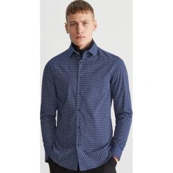 Koszula z mikroprintem regular fit - Granatowy. Niebieskie koszule męskie marki Reserved, s. Za 89,99 zł.