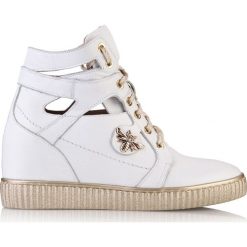 Sneakersy biało złote z muchą na koturnie. Białe sneakersy damskie Arturo Vicci, ze skóry. Za 319,00 zł.