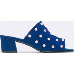 NA-KD Shoes Letnie klapki zdobione perłami - Blue. Niebieskie klapki damskie NA-KD Shoes, z zamszu, na niskim obcasie. W wyprzedaży za 60,89 zł.