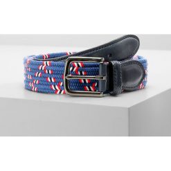 Hackett London ROPE BELT Pasek blue. Niebieskie paski męskie marki Hackett London, w paski, z poliesteru. W wyprzedaży za 367,20 zł.