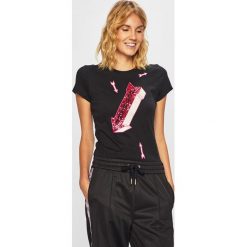 Armani Exchange - T-shirt. Czarne bluzki damskie Armani Exchange, s, z nadrukiem, z bawełny, z okrągłym kołnierzem. Za 239,90 zł.