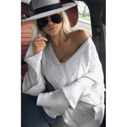Sweterek AMALIA WHITE. Białe bluzki damskie Sweterek AMALIA WHITE, uniwersalny, bez wzorów, bez kołnierzyka, bez rękawów. W wyprzedaży za 89,00 zł.
