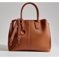 Torebka city bag z brelokiem - Brązowy. Pomarańczowe torebki klasyczne damskie Mohito, bez wzorów, z breloczkiem. Za 139,99 zł.