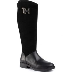 Oficerki TOMMY HILFIGER - Essential Suede Longboot FW0FW04322 Black 990. Czarne kozaki damskie TOMMY HILFIGER, ze skóry, przed kolano, na wysokim obcasie, na obcasie, bez zapięcia. W wyprzedaży za 449,00 zł.