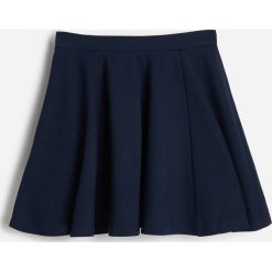 Rozkloszowana spódnica mini -. Spódniczki damskie Reserved, bez wzorów, mini, rozkloszowane. Za 49,99 zł.