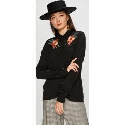 Pepe Jeans - Koszula Dora. Czarne koszule body damskie marki Pepe Jeans, s, z haftami, z wiskozy, klasyczne, z klasycznym kołnierzykiem. W wyprzedaży za 219,90 zł.