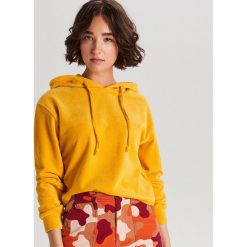 Welurowa bluza z kapturem - Żółty. Żółte bluzy damskie Cropp, s, bez wzorów, z weluru, bez rękawów, z kapturem. Za 79,99 zł.